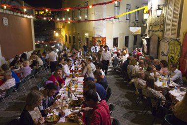 İnsanlar yemek açık içinde Calcada do Duque içinde Lizbon