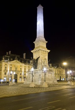 Geceleri Restoratör anıt