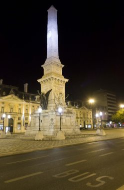 Geceleri Restoratör anıt