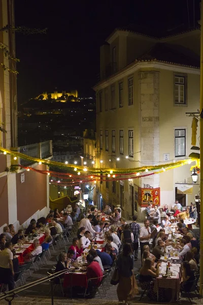 Menschen essen im Freien zu Abend — Stockfoto