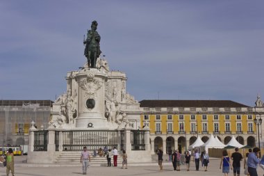 Lizbon ticari Meydanı'nda yürüyüş insanlar