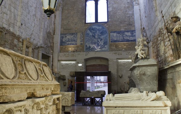 Саркофаг внутри интерьера монастыря Кармо
