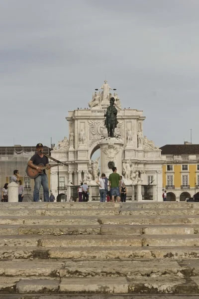 Cantante callejero en Plaza del Comercio en Lisboa —  Fotos de Stock