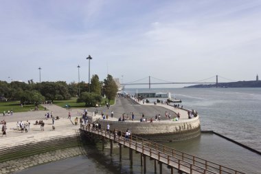 Tagus Nehri ve 25 Nisan köprü görünümü