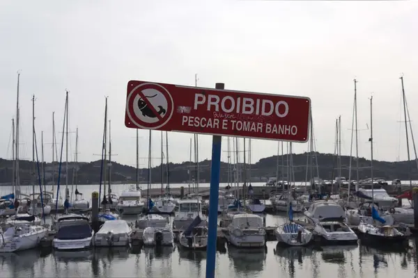 Lugar de alerta con la prohibición de pescar —  Fotos de Stock