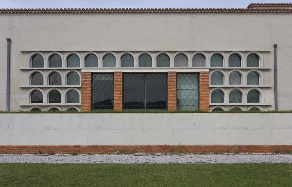 Zvláštní budovy podél řeky Tagus v Lisabonu — Stock fotografie