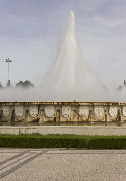 Fontana monumentale nel giardino del Monastero di Jeronimos — Foto Stock