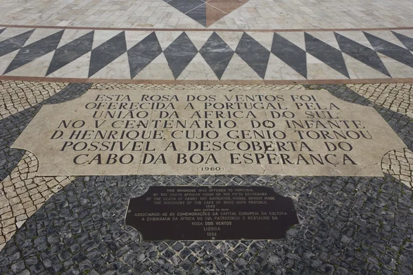 Textos del Mosaico de la Rosa Brújula en Lisboa — Foto de Stock