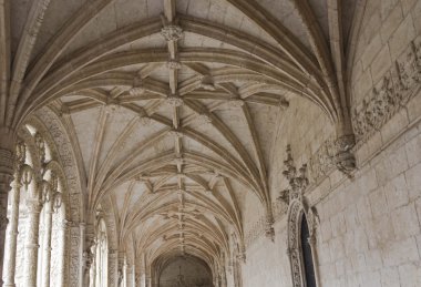 İç avlunun Jeronimos Manastırı tonozlu tavana bakarak