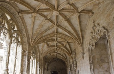 İç avlunun Jeronimos Manastırı tonozlu tavana bakarak