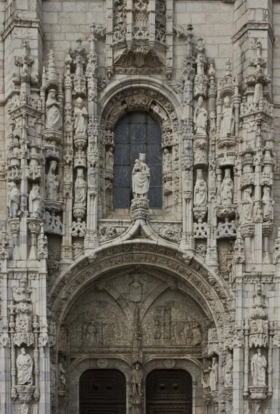 Украшенный южный портал Иеронимосского монастыря — стоковое фото