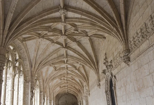 Kijken op het gewelfde plafond van de binnenplaats van het Jeronimos klooster — Stockfoto