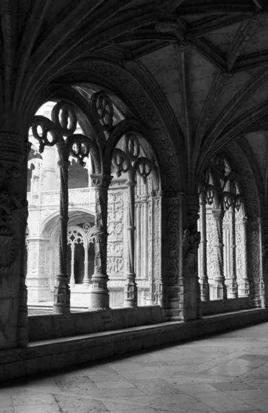 Ventana arqueada del claustro del Monasterio de Jerónimos —  Fotos de Stock