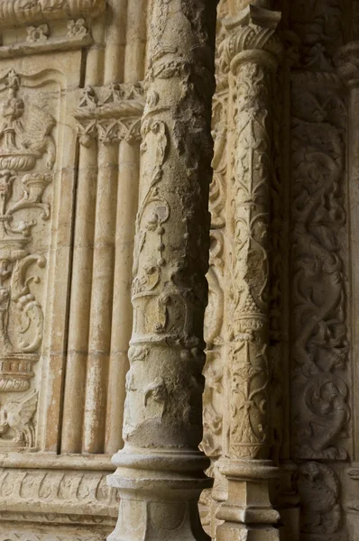 Detalle de cerca de columnas de tracería en el Monasterio de Jerónimos —  Fotos de Stock