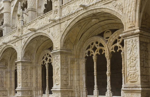 Arquitectura primer plano de la fachada interior del Monasterio de Jerónimos —  Fotos de Stock