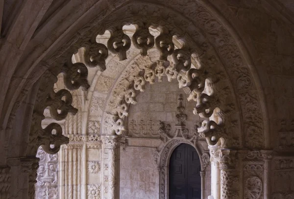 Arcos de claustro decorados en el monasterio de Jerónimos —  Fotos de Stock