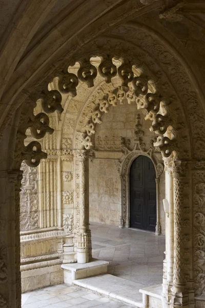 Arcos de claustro decorados en el monasterio de Jerónimos —  Fotos de Stock