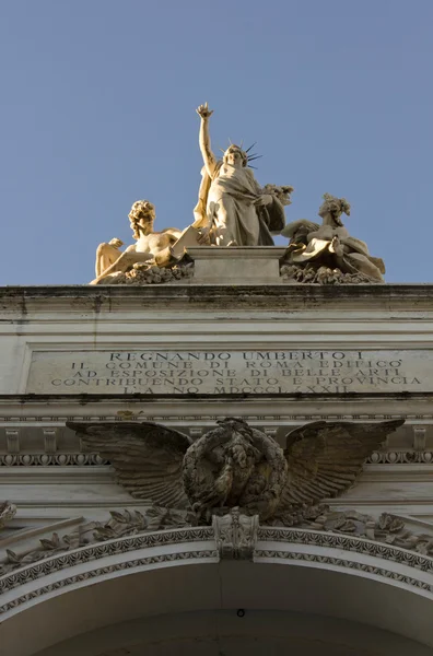 Статуї на вершині Палаццо-делле-Esposizion — стокове фото
