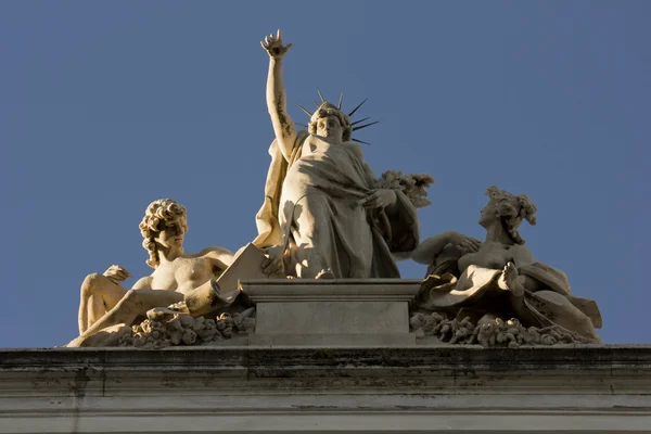 Statues au sommet du Palazzo delle Esposizioni — Photo