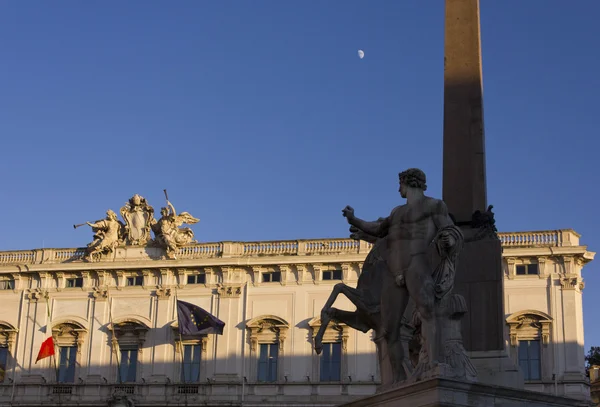 Obelisk Montecitorio v Římě, Palazzo della Consulta — Stock fotografie