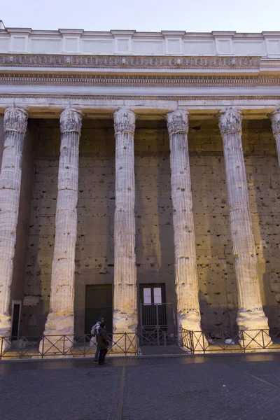 Hadrian Tempel Kolonnade in Rom — Stockfoto