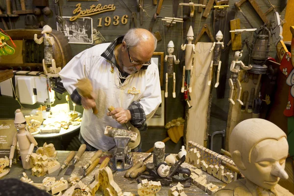 Craftsman carving wood — Stock Photo, Image