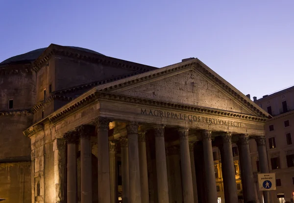 Pantheon, budování za soumraku v Římě — Stock fotografie