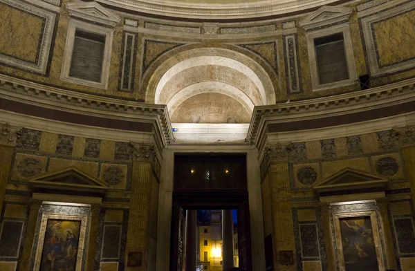 Interni del Pantheon guardando l'ingresso di notte — Foto Stock