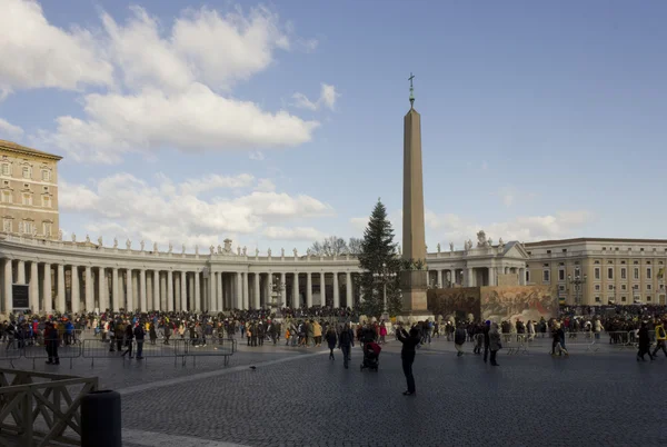 Piazza San Pietro a Roma, con il suo obelisco al centro — Foto Stock