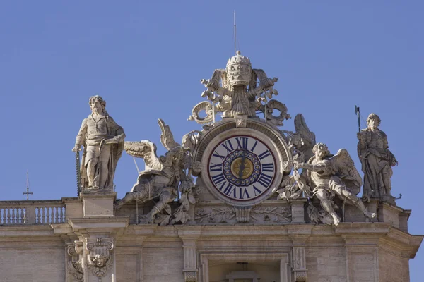 Horloge géante sur la basilique Saint-Pierre — Photo