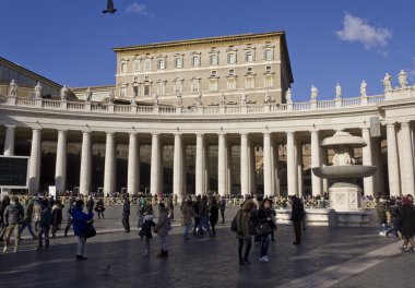 İnsanların önünde Piazza San Pietro sütunlu