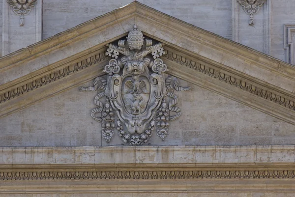 Fronton van Saint Peter basiliek — Stockfoto