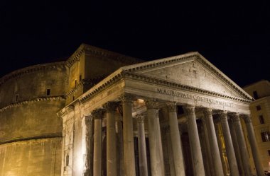 Geceleri Roma'da bina Panteon