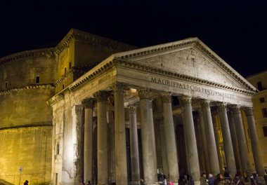 Geceleri Roma'da bina Panteon