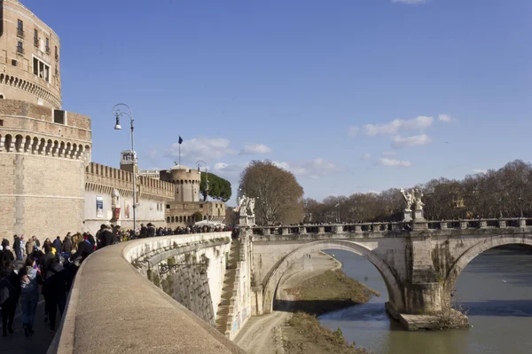 人走在 Lungotevere 城堡 — 图库照片