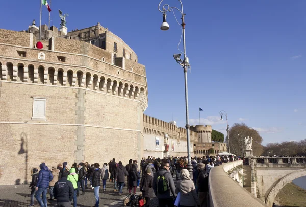 Pessoas andando em Lungotevere Castello — Fotografia de Stock