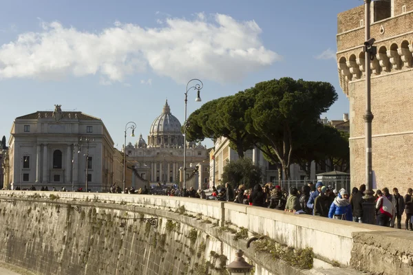 Visa från distansera av Saint Peter Basilica — Stockfoto