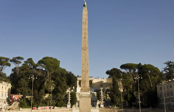 El obelisco egipcio de Ramsés II en Piazza del Popolo en Roma — Foto de Stock