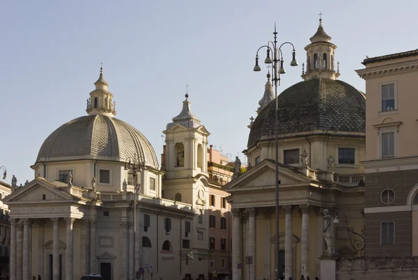 Die zwillingskirchen santa maria in montesanto und santa maria dei miracoli — Stockfoto