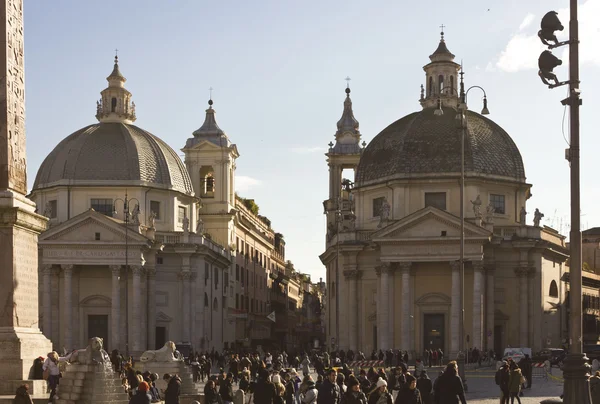 As igrejas gêmeas de Santa Maria em Montesanto e Santa Maria dei Miracoli — Fotografia de Stock