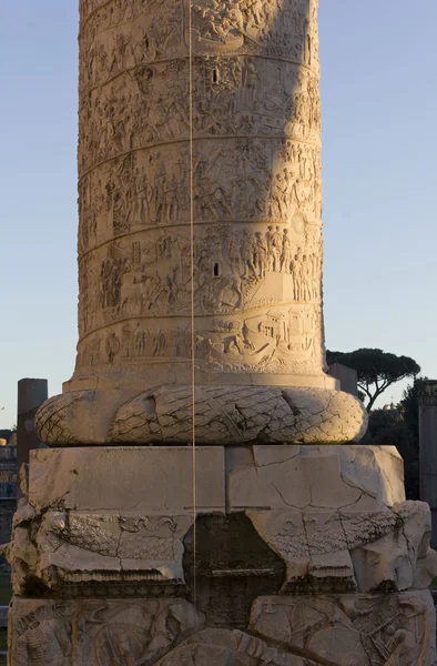 Zbliżenie dolnej części kolumny Trajan — Zdjęcie stockowe