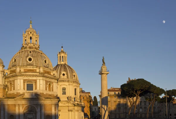 Pohled na západ slunce čas sloupce Traianus a kostel Santa Maria di Loreto — Stock fotografie