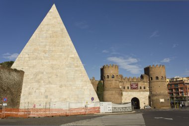Porta San Paolo kapısı ve antik piramit Celsius 