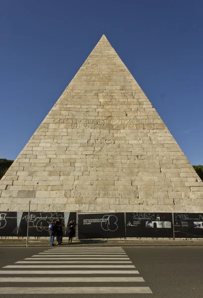 Visa från den andra delen av gatan av Cestius Pyramid — Stockfoto