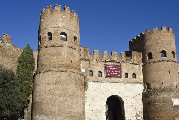 Porta San Paolo Gate à Rome, dans le quartier d'Ostiense — Photo