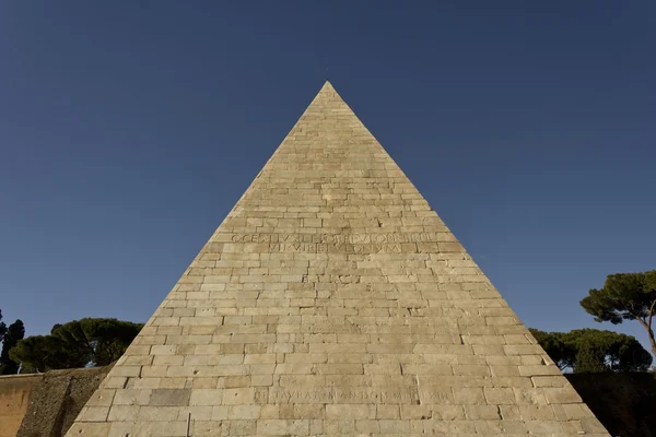 Architektonische Nahaufnahme der Pyramide des Cestius in Rom — Stockfoto