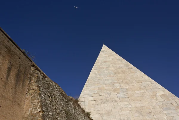 Αρχιτεκτονικές κοντινό από την πυραμίδα του Celstus — Φωτογραφία Αρχείου