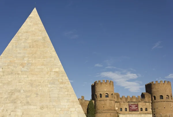 Porta San Paolo воріт і древніх пірамідальних — стокове фото