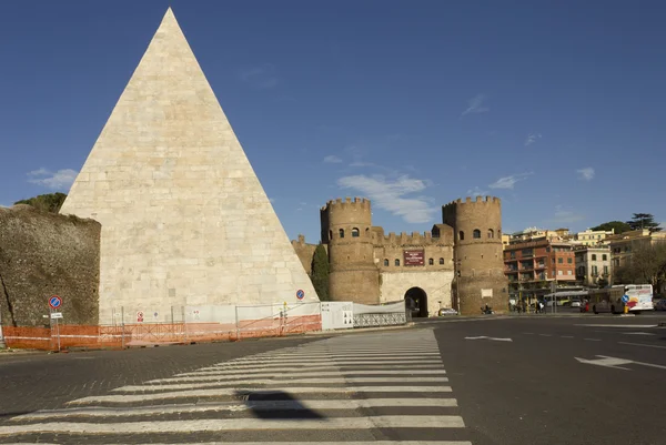 Porta San Paolo Portão e antiga Pirâmide de Celsius — Fotografia de Stock