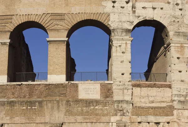 Närbild detalj av yttre väggarna i Colosseum — Stockfoto